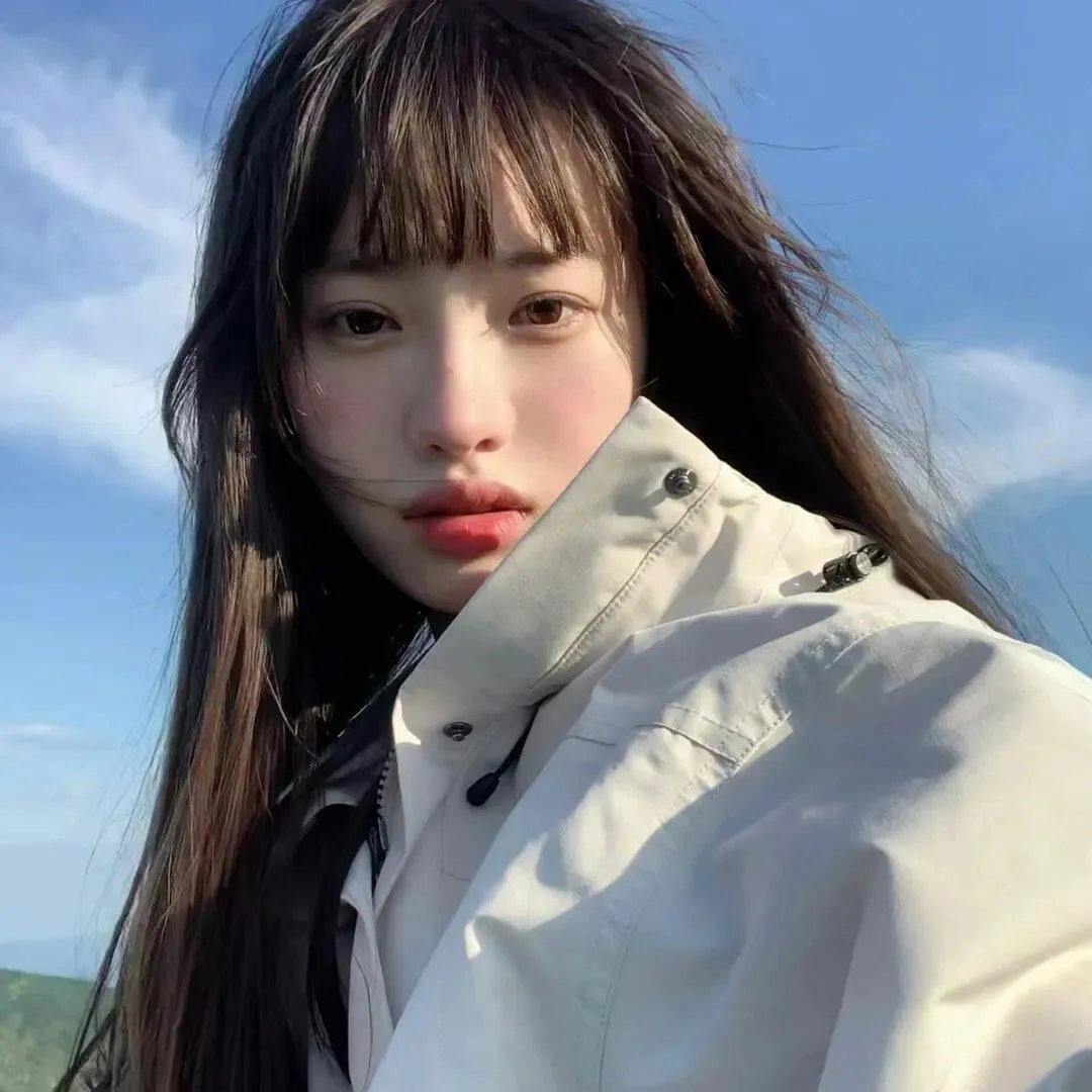 高墙、黑色与帅小伙